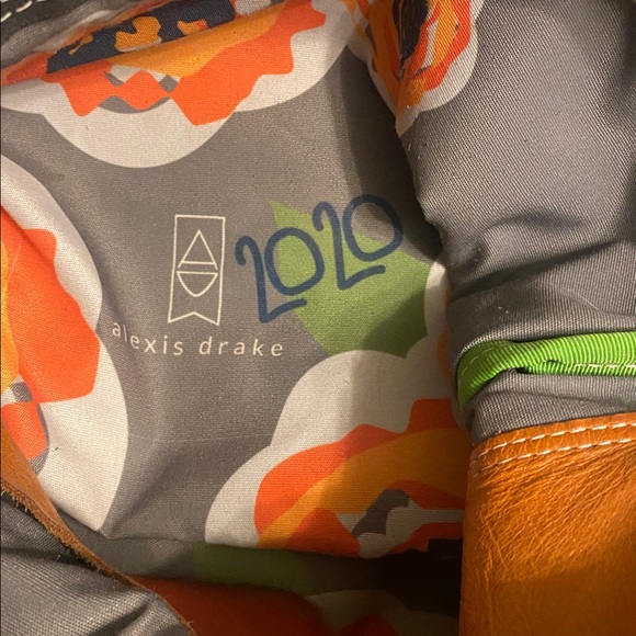 Elegant Two-Tone Leather Shoulder Bag by Alexis Drake - Picture 5 of 5